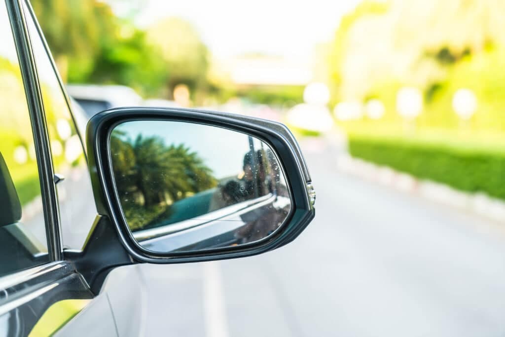 Seu retrovisor: um ajuste simples que PODE salvar sua vida no trânsito!