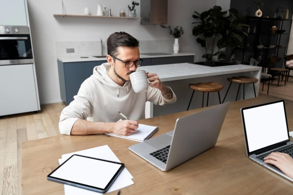 Trabalhe de casa! As profissões PERFEITAS para quem quer home office!
