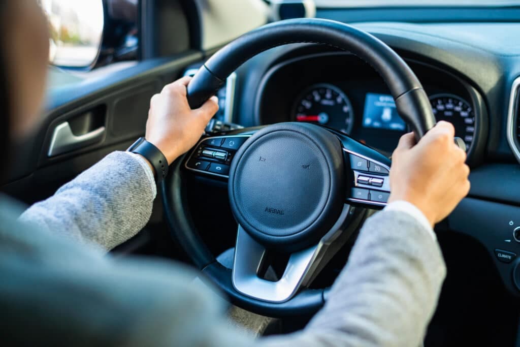 Uma distração ao volante pode render uma multa grave de R$ 293,47!