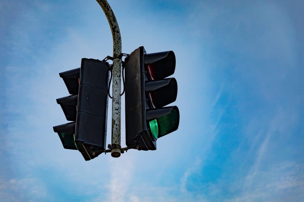 A luz branca do semáforo entrará em vigor no Brasil? Entenda o que ela quer dizer e para que servirá.
