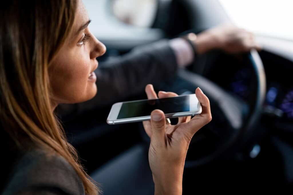 Celular ao volante: quantos pontos na CNH e qual o PREJUÍZO em 2025?