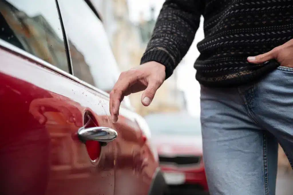 Esquecer este SIMPLES detalhe ao entrar no carro gera prejuízo de quase R$ 198,44