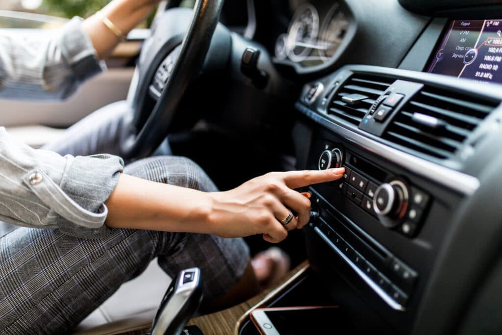 Guerra no Carro! Governo OBRIGA rádio AM e seu Spotify vai CHORAR (veja a LEI bizarra!)