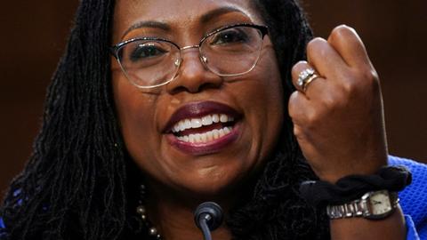 Senado dos EUA confirma Jackson como primeira mulher negra a servir na Suprema Corte