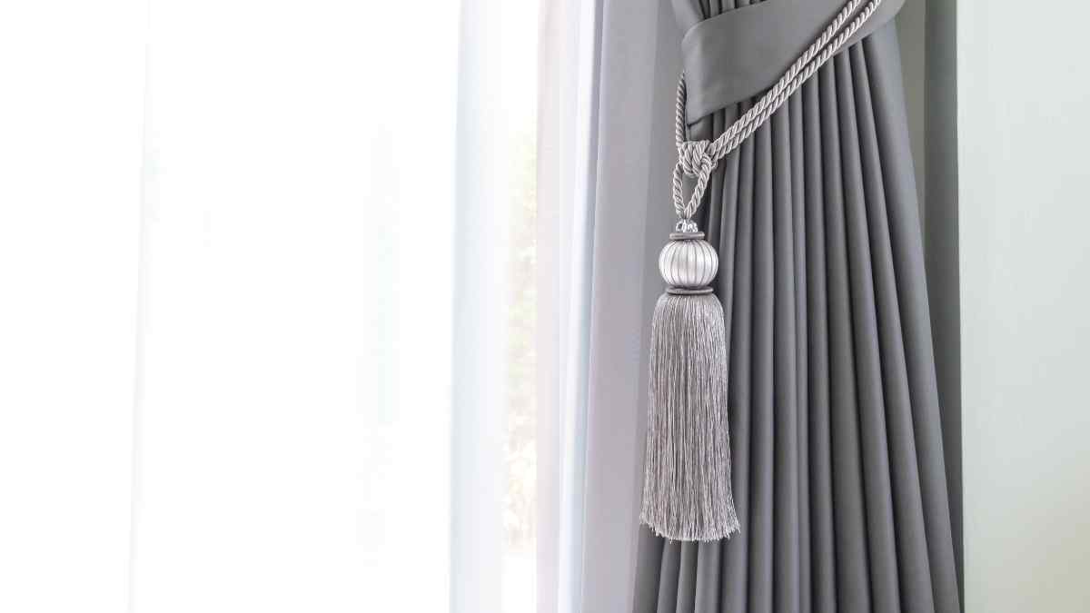 Decoração com cortina metalizada: aprenda a decorar em 4 passos.