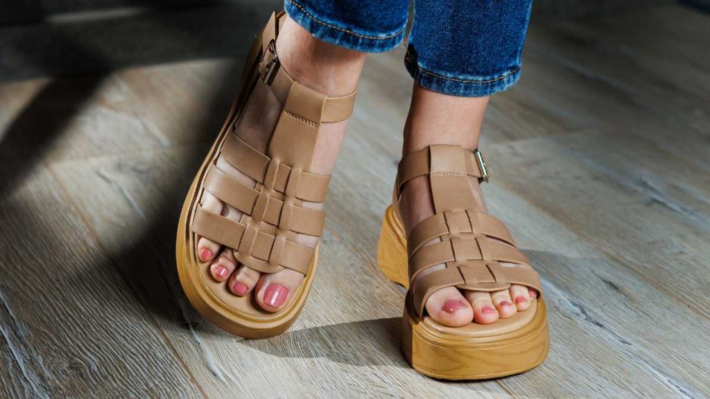 Melhore combinações para usar sandália feminina no frio