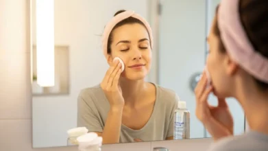 Água micelar tira manchas do rosto: mitos e verdades