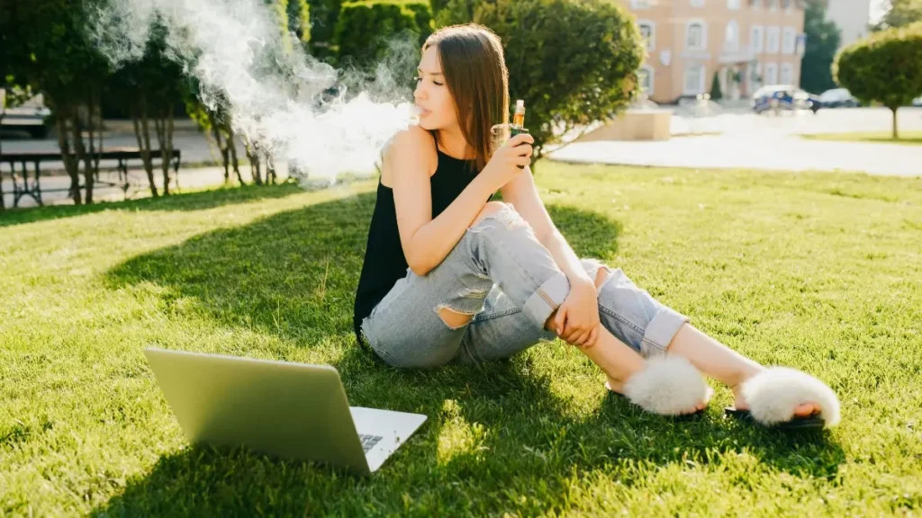 É crime usar vape na rua no Brasil