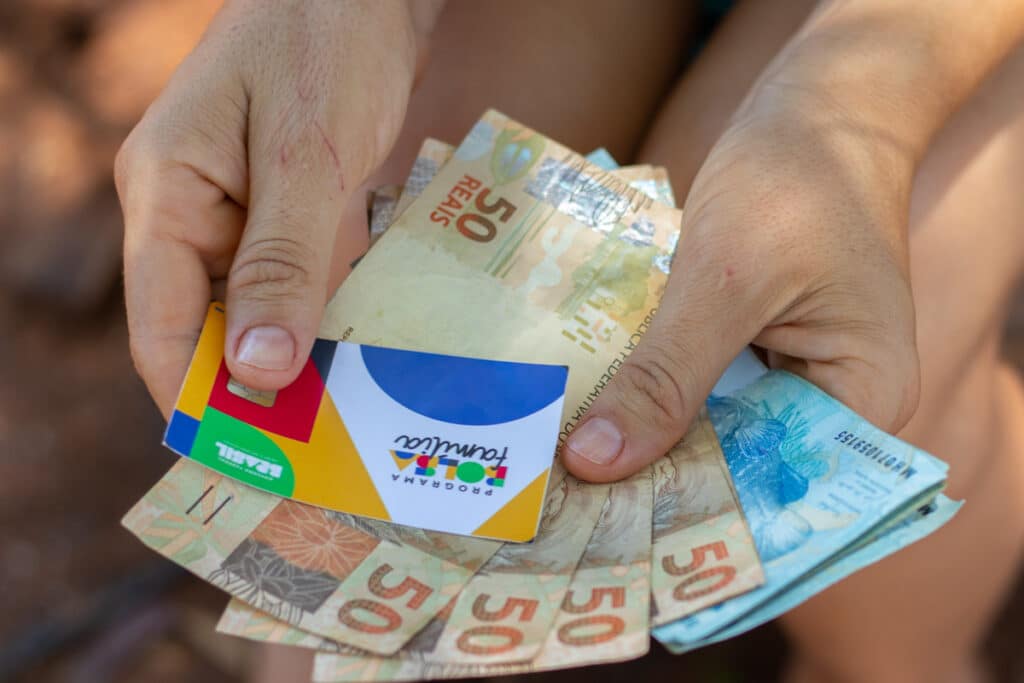 Grana extra no Bolsa Família? Descubra se o 13º vem em 2025!