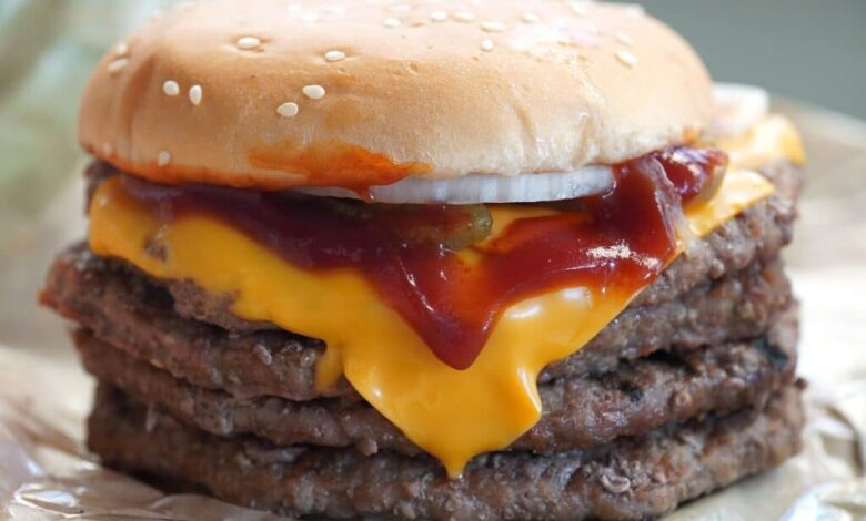 Burger King oferece lanche grátis para traídos com testemunha - Nova promoção do Burger King visa dar um prêmio para quem foi vítima de infidelidade; entenda as regras e o prêmio.