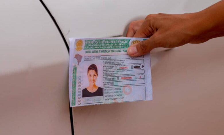 CNH suspensa por dívidas de mulher no Brasil; saiba mais - Uma empregadora brasileira teve sua CNH suspensa por conta de dívidas trabalhistas; entenda como funciona.