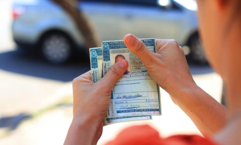 CNH pode resultar em prejuízos financeiros inesperados - Ter uma CNH pode fazer você perder dinheiro de um modo traumático; entenda o que está acontecendo com muitos motoristas brasileiros.