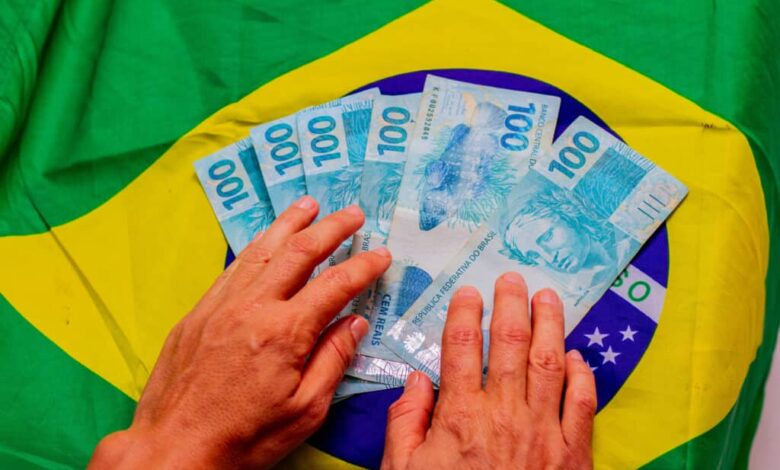 Governo busca brasileiros qualificados para bônus de R$ 1.518 - Governo está procurando BRASILEIROS aptos para BÔNUS de R$ 1.518 por mês, confira os CPFs