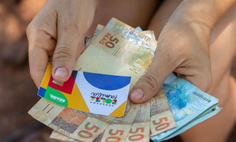 13º salário será liberado em 2025? - Grana extra no Bolsa Família? Descubra se o 13º vem em 2025!