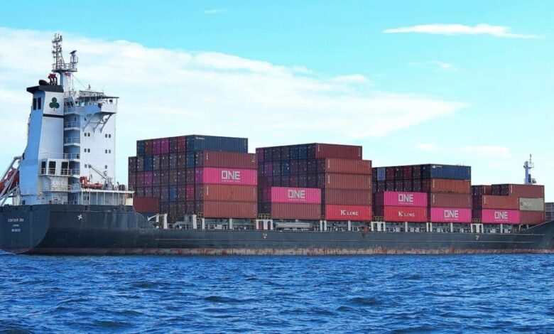 Navio com 800 carros pega fogo no mar; entenda o ocorrido - Um navio cheio de carros elétricos pegou fogo no oceano; veja o que aconteceu e qual era a carga que foi perdida e abandonada; entenda.