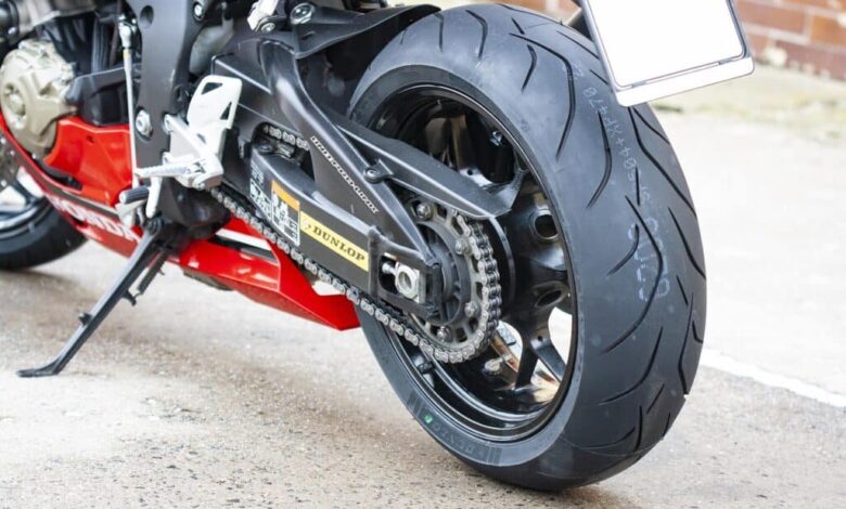 Evite erros no pneu da sua moto e garanta sua segurança - Errar no pneu da moto pode ser o último erro que você vai cometer; entenda o que isso representa e o que fazer.