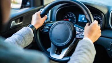 Uma distração ao volante pode render uma multa grave de R$ 293,47!