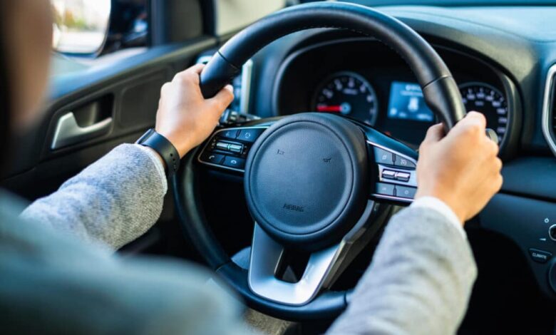 Distração ao volante pode resultar em multa de R$ 293,47 - Uma distração ao volante pode render uma multa grave de R$ 293,47!
