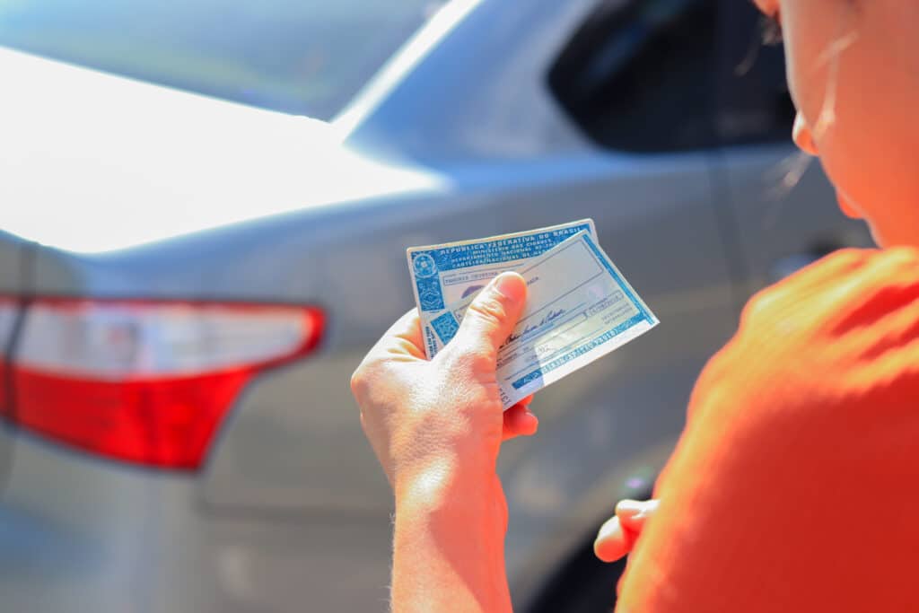 Novo exame obrigatório para CNH deixa brasileiros atentos às regras e a quem será impactado por elas; entenda melhor.