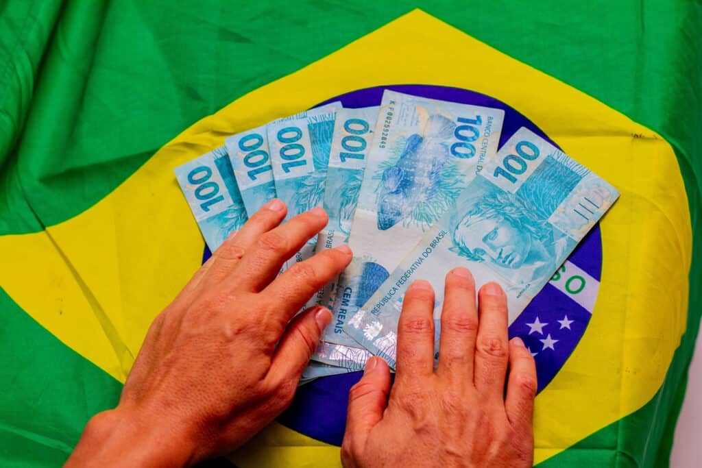 Governo está procurando BRASILEIROS aptos para BÔNUS de R$ 1.518 por mês, confira os CPFs