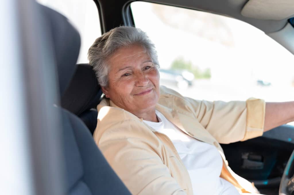 Atenção, idoso! Seu carro 0KM pode sair da loja com desconto GIGANTE, confira
