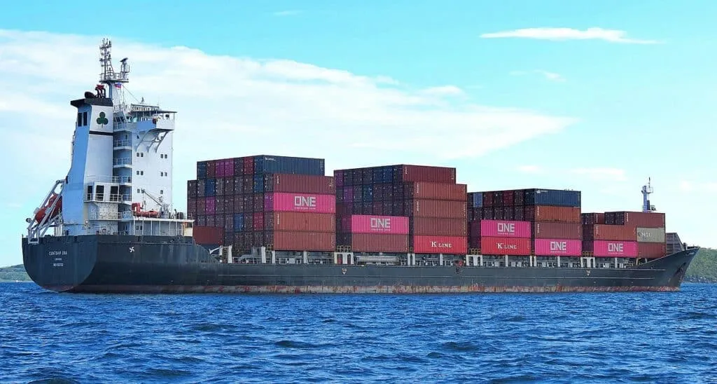 Navio com 800 carros pega fogo no mar; entenda o ocorrido –