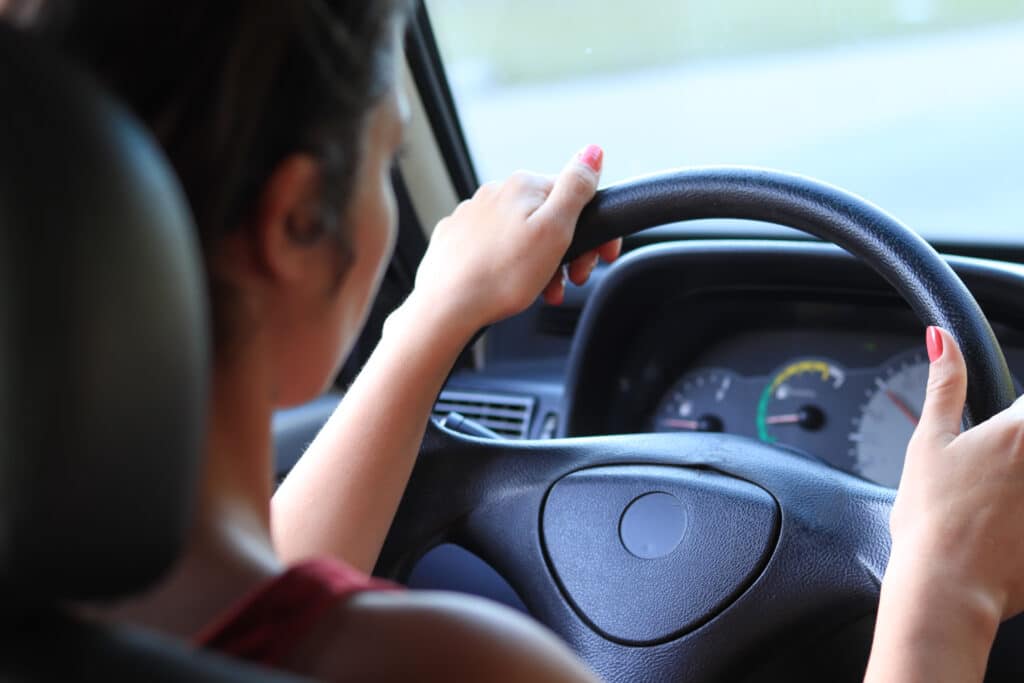 Mulheres no volante são melhores ou piores do que os homens? Será que existe uma ligação? Há pesquisas que falam sobre o assunto; descubra.