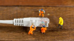 O que é um conector RJ45 e por que ele é essencial em redes? O que é um conector RJ45 e por que ele é essencial em redes?