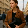 Mia Goth Desfila a Pickpocket Bag na Paris Fashion Week
