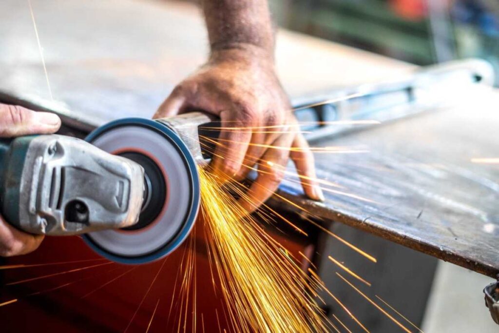 Esmerilhadeira: como escolher o modelo certo para corte e desbaste com segurança