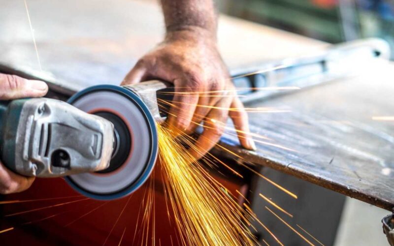 Esmerilhadeira: como escolher o modelo certo para corte e desbaste com segurança