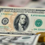 Dólar cai para R$ 5,18; Ibovespa atinge novo recorde