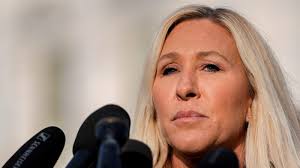 Greene critica 'fracos' republicanos após ataque a esposa de Massie